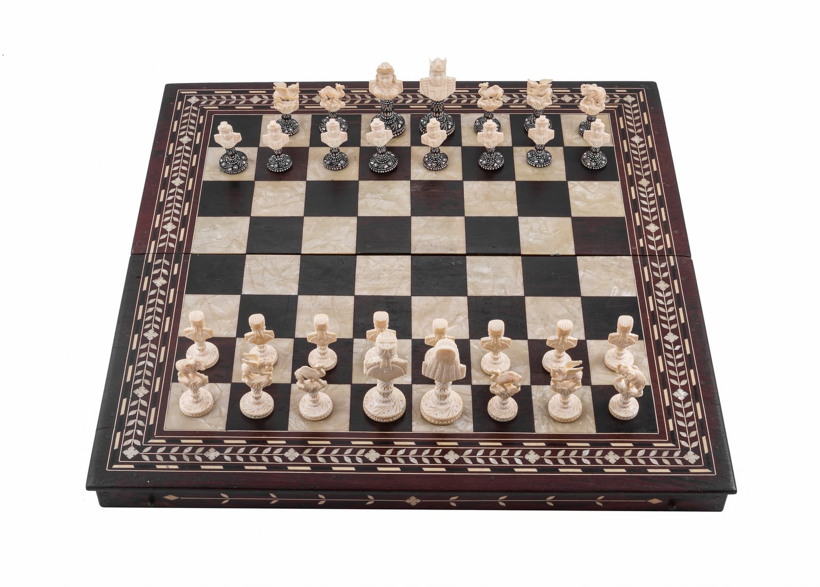 Tabuleiro de xadrez com peças de madeira isoladas em fundo branco